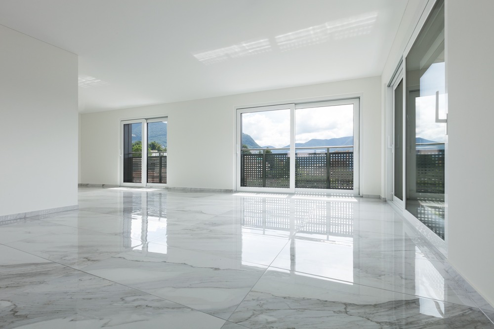 elegante espacio con suelo de marmol